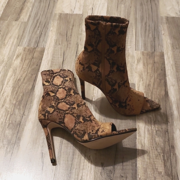 LEMON DROP BY PRIVILEGED  SNAKESKIN PRINT FABRIC STILETTO PEEP TOE BOOTS SZ 8 - Picture 2 of 15